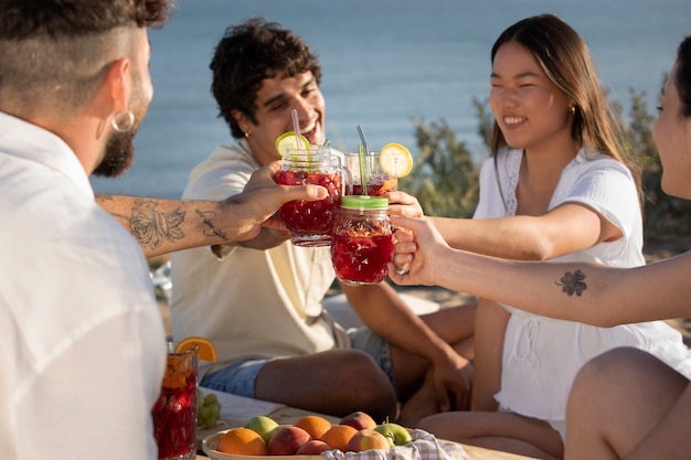 Vrienden hebben een sangria-feestje aan het strand