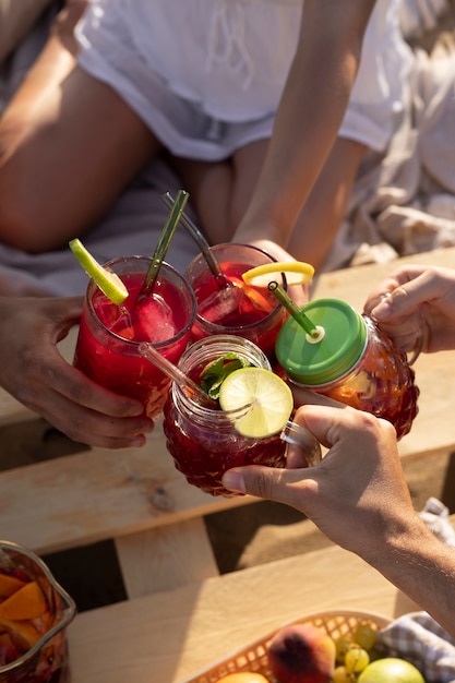 Foto vrienden hebben een sangria-feestje aan het strand