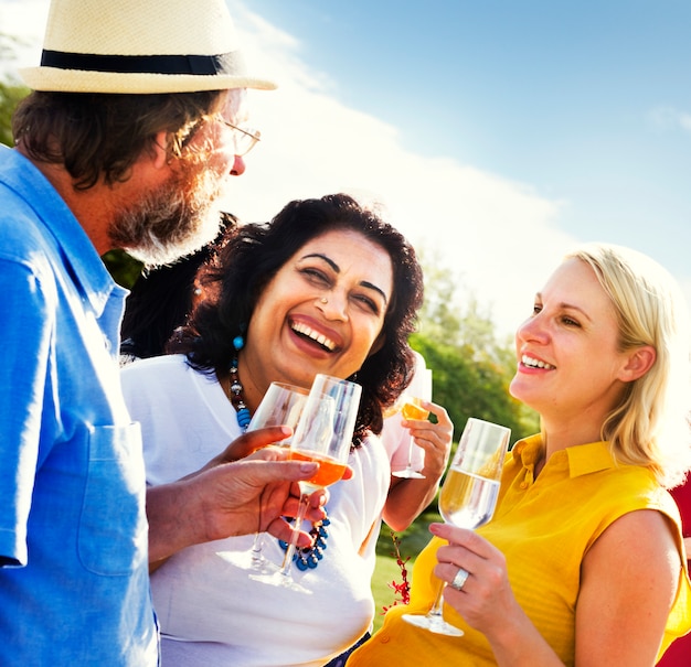 Vrienden hebben plezier en drinken samen