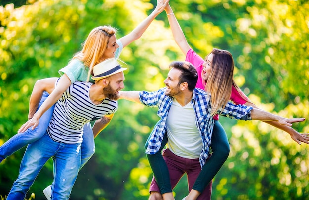 Foto vrienden hebben plezier in het park