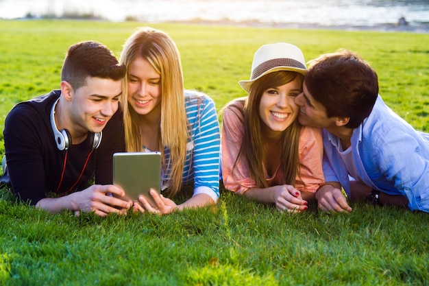 Foto vrienden hebben plezier met digitale tablets