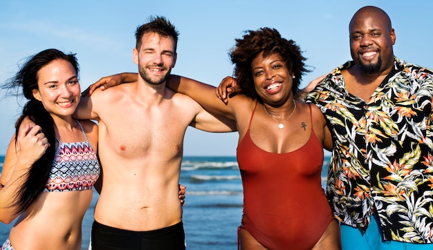 Vrienden hebben plezier op het strand