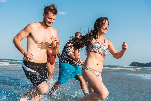 Vrienden hebben plezier op het strand