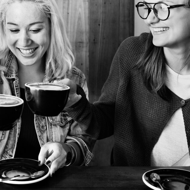 Vrienden hebben samen koffie