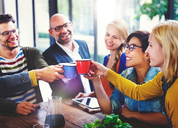 Vrienden hebben samen koffie