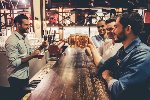 Vrienden in pub