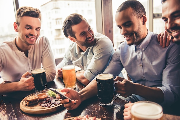 Vrienden in pub