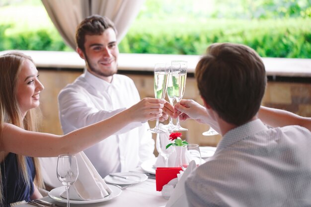 Vrienden in restaurant dat een toost heeft