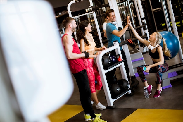 Vrienden in sportkleding die samen terwijl status in een gymnastiek na een training spreken