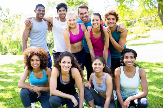 Vrienden in sportkleding in het park