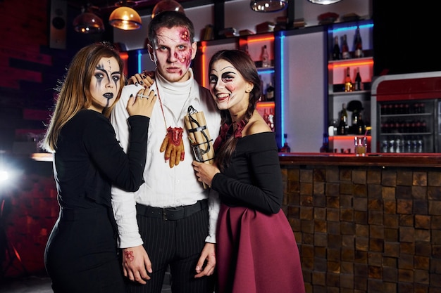 Vrienden is op het thematische Halloween-feest in enge make-up en kostuums.