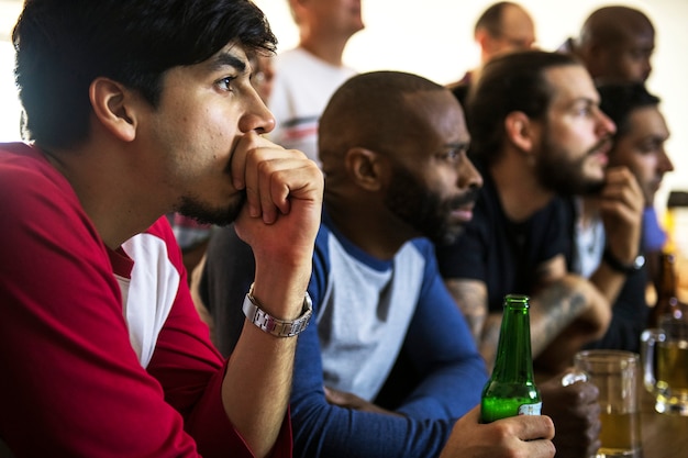 Vrienden juichen samen sport bij de bar