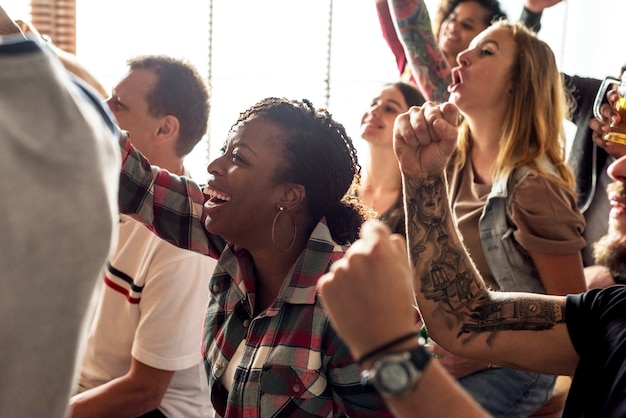 Foto vrienden juichen samen sport bij de bar