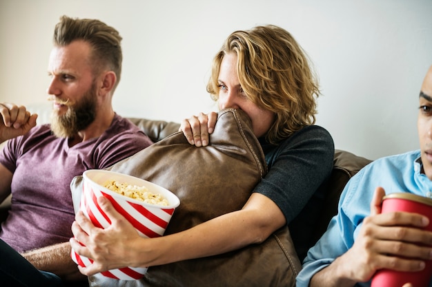 Vrienden kijken samen naar film