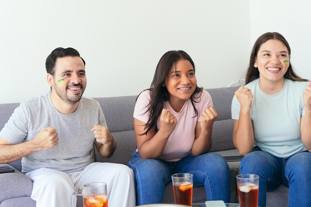 Vrienden kijken thuis naar het WK met snacks