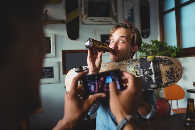 Vrienden klikken op foto's in het restaurant