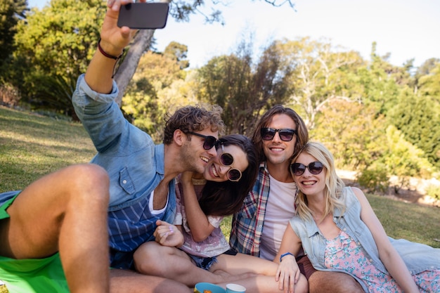 Vrienden klikken selfie terwijl u picknick