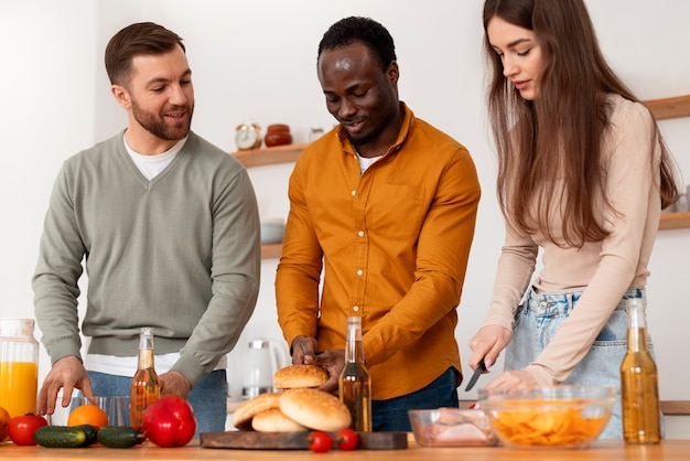 Vrienden koken samen in de keuken.
