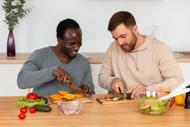 Vrienden koken samen in de keuken.