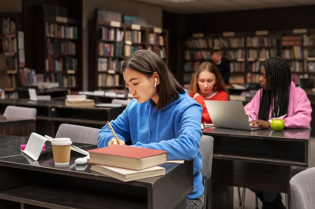 Foto vrienden leren in een studiegroep