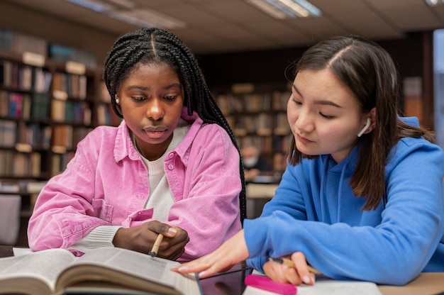 Foto vrienden leren in een studiegroep