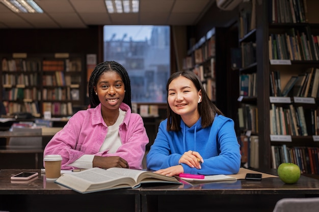 Foto vrienden leren in een studiegroep