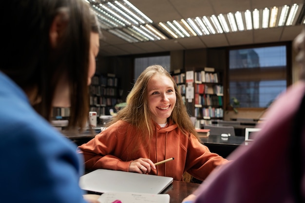 Foto vrienden leren in een studiegroep