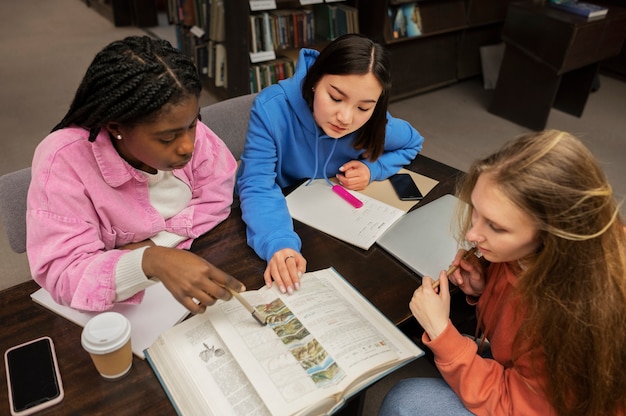 Foto vrienden leren in een studiegroep