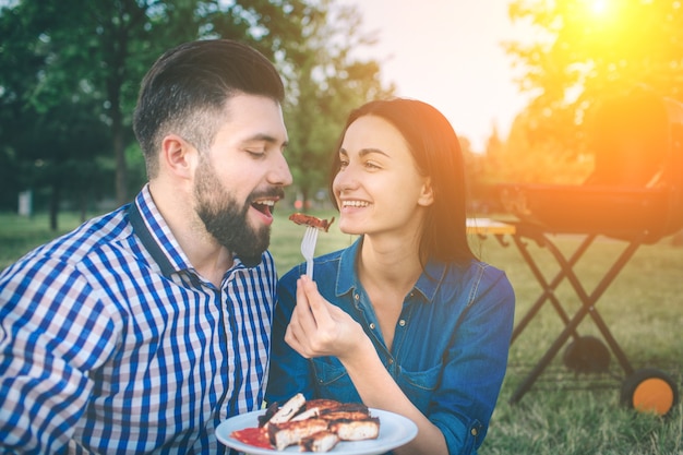 Vrienden maken barbecue en lunchen in de natuur