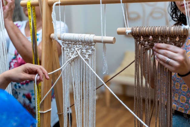 Vrienden maken macrame in een workshop