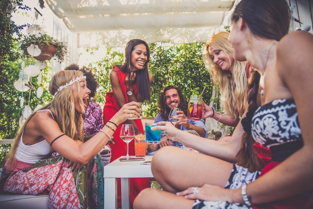 Vrienden maken partij in een loungebar