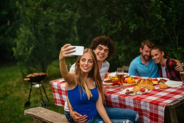 Vrienden maken samen een selfie tijdens de lunch