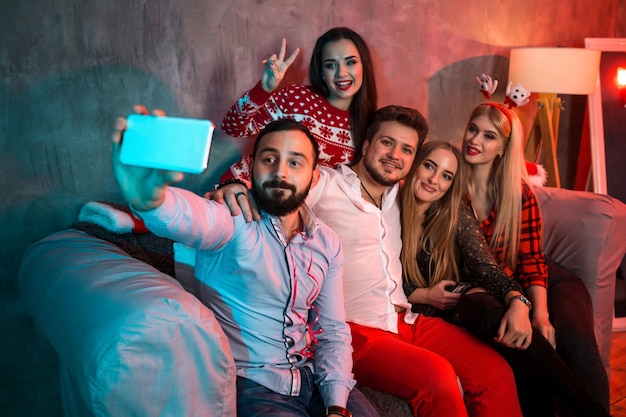 Vrienden maken selfie terwijl ze kerst of oud en nieuw thuis vieren