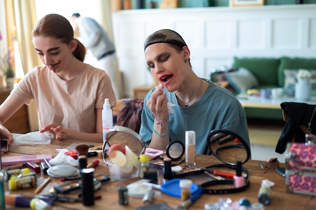 Foto vrienden maken zich klaar voor dragshow