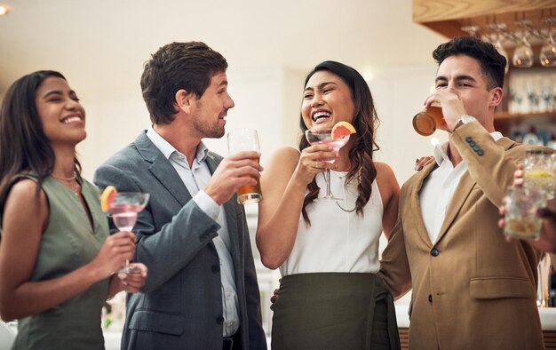 Foto vrienden met alcohol drinken en ontspannen mensen samen op werkevenement of happy hour sociale tijd met feest lachen, plezier maken en cocktails vieren en samenkomen met diversiteit in groep