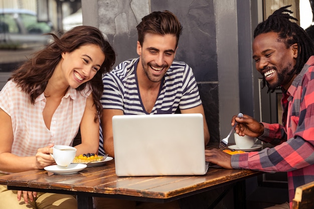 Vrienden met behulp van een laptop