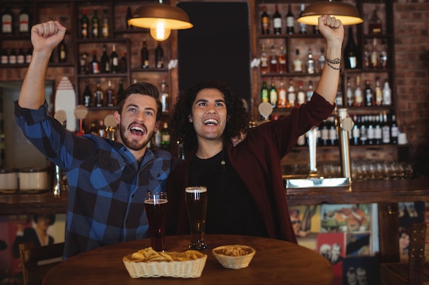 Vrienden met bier in de pub