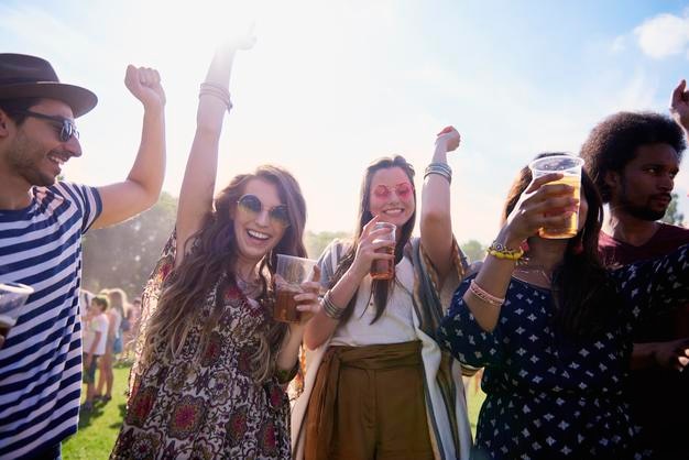 Foto vrienden met bier in glazen terwijl ze op het gras staan