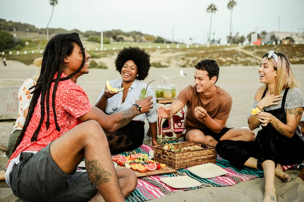 Vrienden met een picknick op het strand