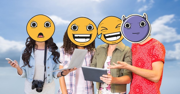 Vrienden met emoji's over gezichten met behulp van technologieën