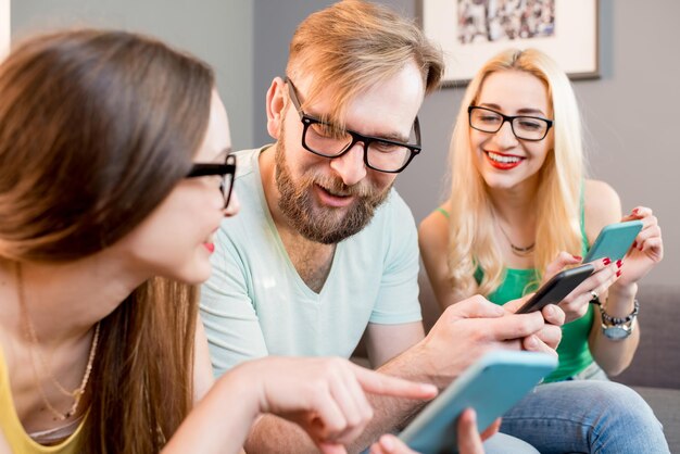 Foto vrienden met telefoons thuis