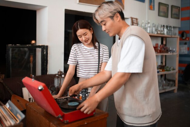 Foto vrienden met vinylplaat zijaanzicht