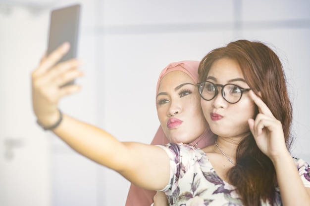 Foto vrienden nemen een selfie met hun mobiele telefoon.