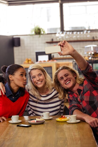 Vrienden nemen een selfie