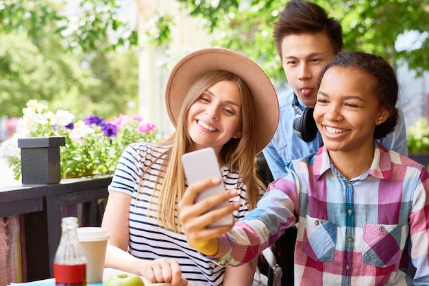 Vrienden nemen selfie in cafe