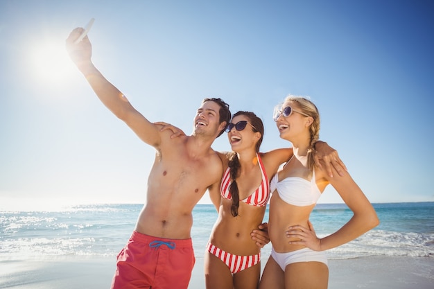 Vrienden nemen selfie op strand