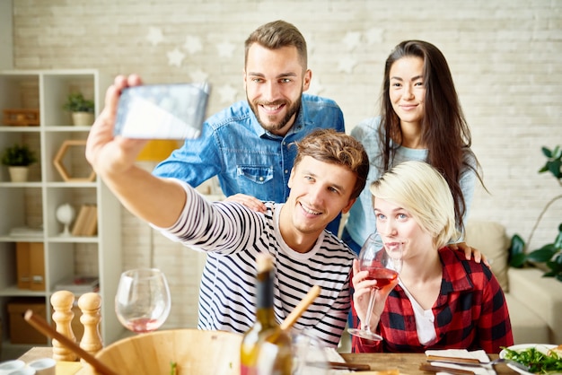 Vrienden nemen Selfie tijdens het diner