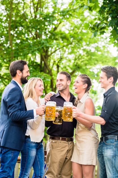 Vrienden of collega's op biertuin na het werk roosteren met drankjes