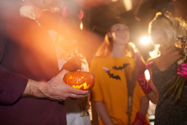 Vrienden op Halloween Party in nachtclub