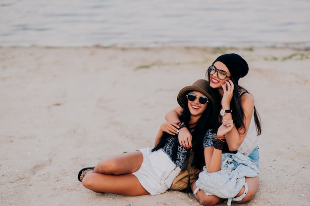 vrienden op het strand